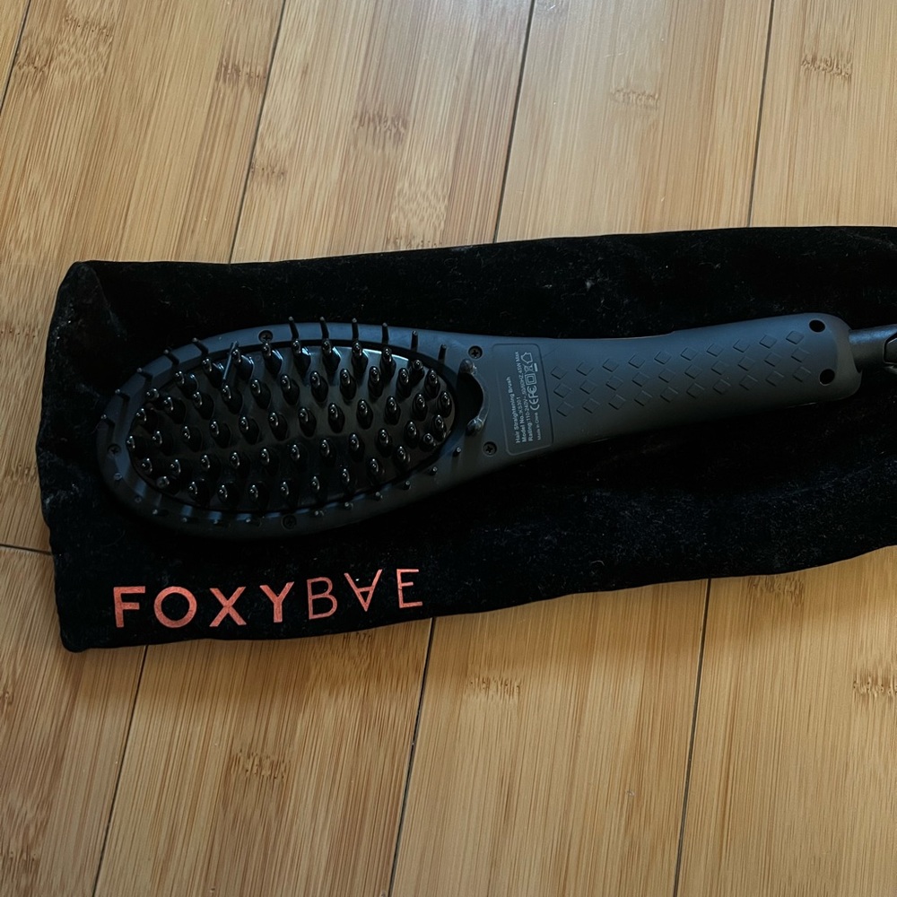 Foxybae hair straightening brush
